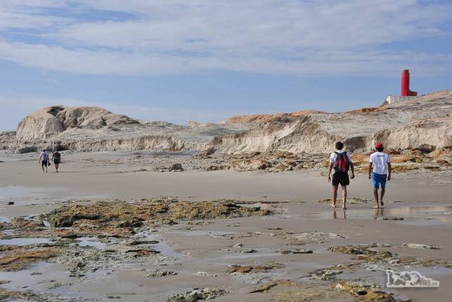 Com o sobrinho João Pedro, caminhando de Fortim a Canoa Quebrada, nolitoral do Ceará